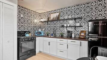 Frigorífico, microondas, horno y placa de cocina