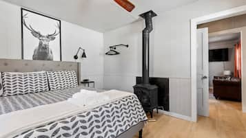 1 habitación, escritorio, tabla de planchar con plancha y cuna de viaje