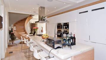 Coffee/tea maker, fridge, microwave, oven