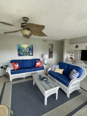 Smart TV, videojuegos, reproductor de DVD y libros 