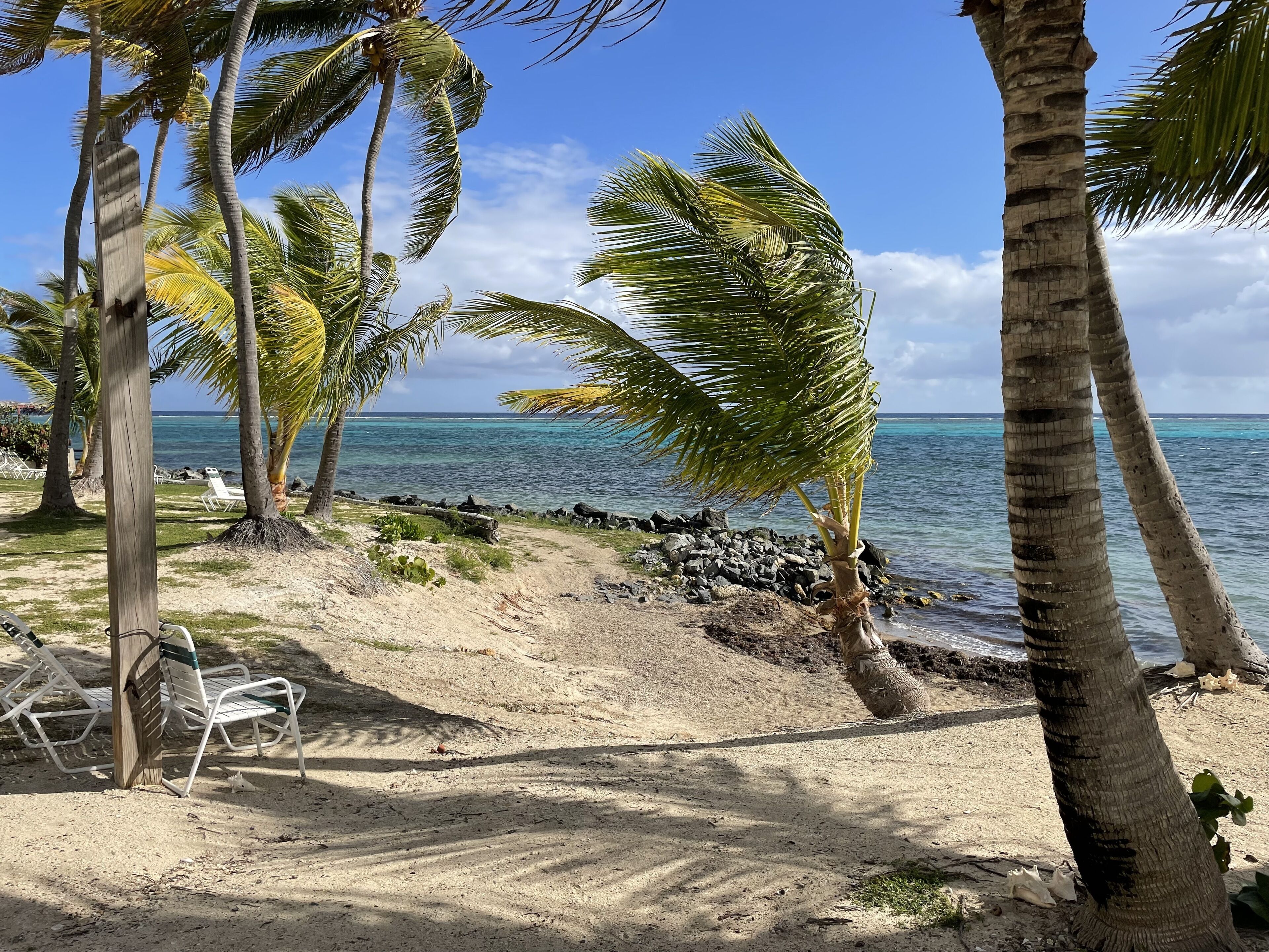 靠近海滩、沙滩椅、沙滩毛巾