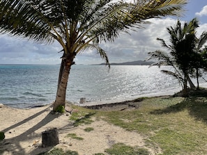 Playa en los alrededores, camastros y toallas de playa