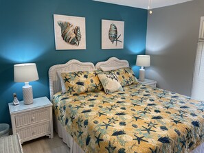 2 habitaciones, escritorio y tabla de planchar con plancha 