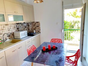 Kühlschrank, Mikrowelle, Wasserkocher mit Kaffee-/Teezubehör