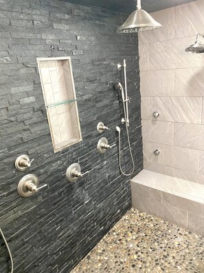 Combined shower/bathtub, jetted bath, hair dryer, towels