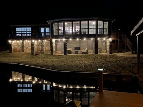 Cozy Lake Front Home with Private Boat Launch/Dock