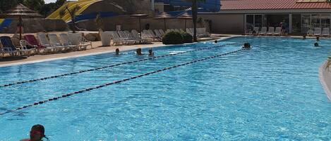 Een binnenzwembad, een buitenzwembad