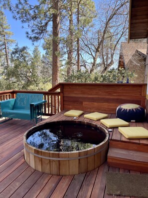 Outdoor spa tub - WANDER WILD - Cozy cabin in the woods, hot tub (Idyllwild-Pine Cove)