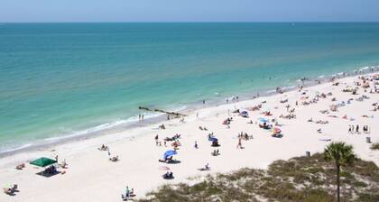 Beach Cottage - Renovated in 2025 & 30 seconds to the sand !