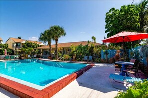 Alberca al aire libre y alberca climatizada