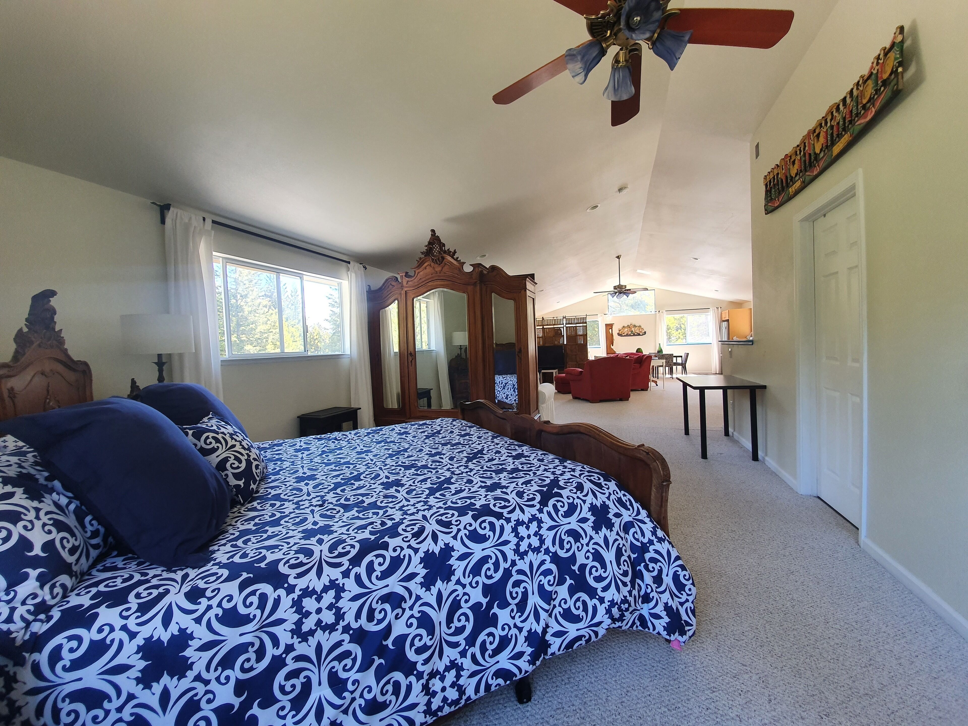 2 bedrooms, desk, WiFi, bed sheets