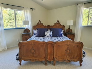 2 bedrooms, desk, WiFi, bed sheets