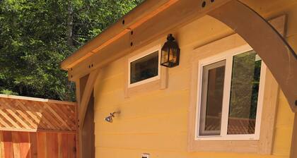 Asian-themed Queen's Loft Apartment 10 mins to the beach and downtown!