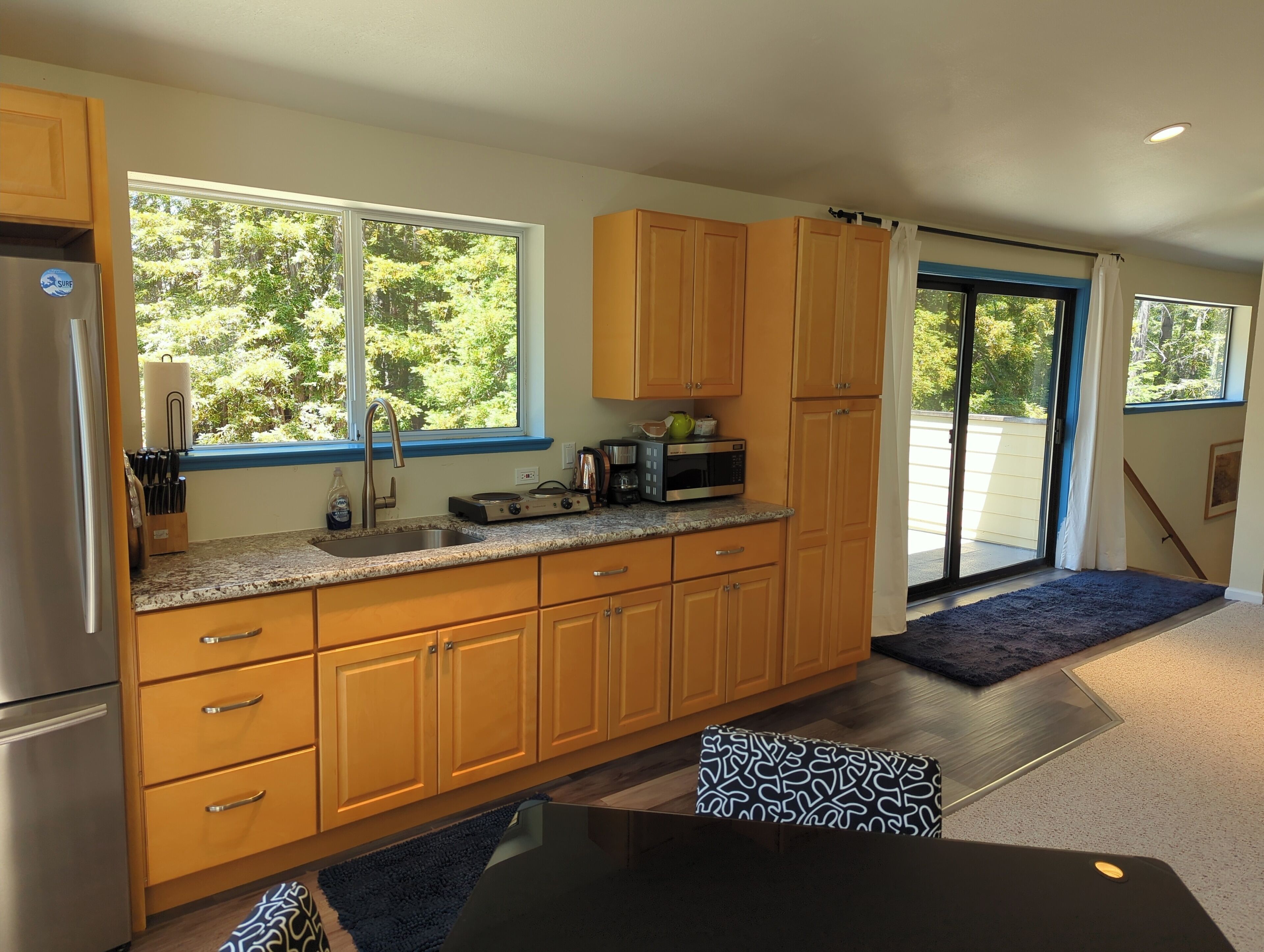 Microwave, cookware/dishes/utensils, spices