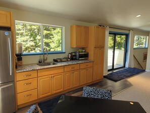 Mikrobølgeovn, kjøkkenutstyr, krydder og miljøvennlige rengjøringsmidler