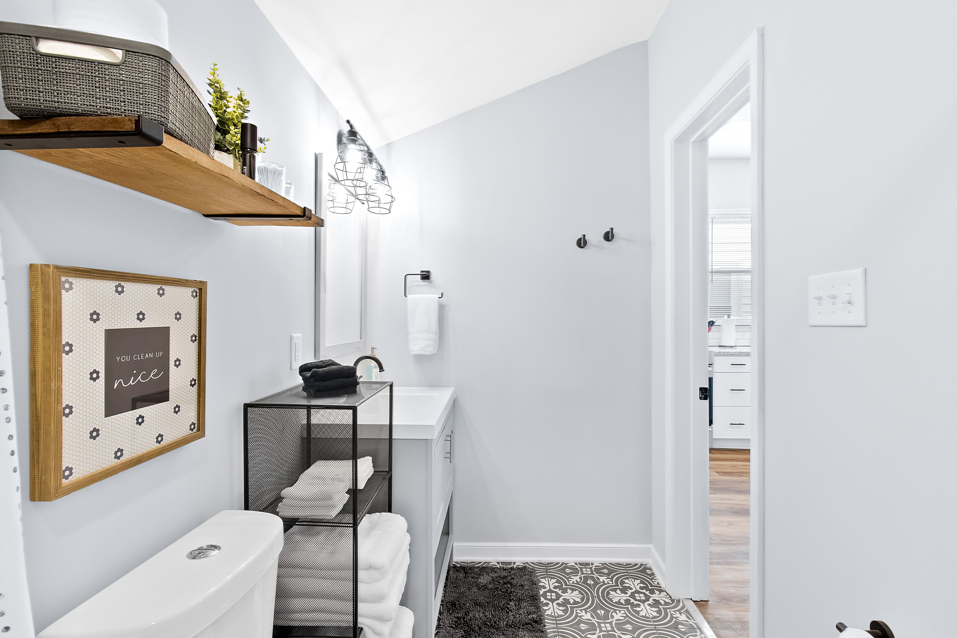 Mod Urban 2 BR with Fireplace and Private Backyard