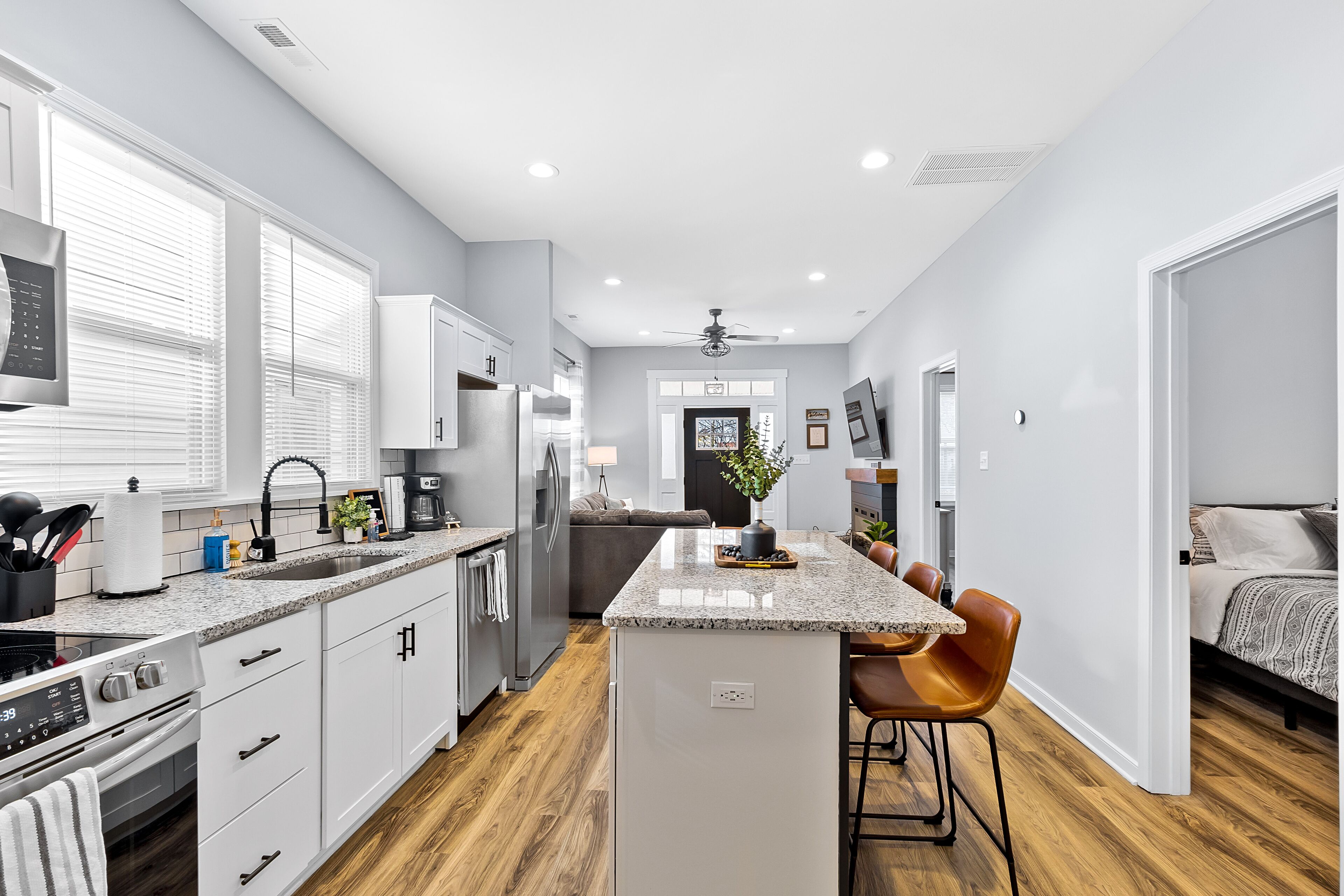 Mod Urban 2 BR with Fireplace and Private Backyard