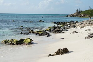 Una spiaggia nelle vicinanze, lettini da mare, teli da spiaggia