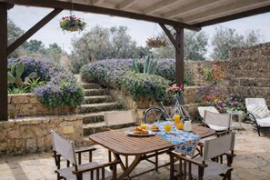 Outdoor dining - Casina Matilde is a charming retreat carved into an ancient tuff quarry, with walls that tell stories from distant times. This gem, featuring its characteristic barrel vaults, offers a bright furnished veranda for moments of pure stillness, a spacious ro (Nardò)