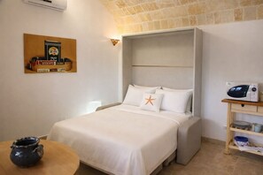 1 bedroom, iron/ironing board, travel cot, free WiFi - Casina Matilde is a charming retreat carved into an ancient tuff quarry, with walls that tell stories from distant times. This gem, featuring its characteristic barrel vaults, offers a bright furnished veranda for moments of pure stillness, a spacious ro (Nardò)
