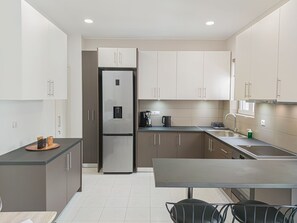 Kühlschrank, Ofen, Wasserkocher mit Kaffee-/Teezubehör, Wasserkocher