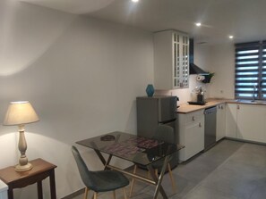 Dining - Beachfront studio with pool. (Châtelaillon-Plage)