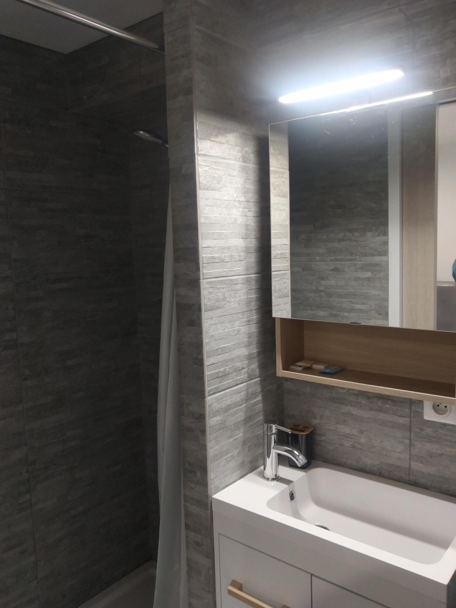 Dusch, hårtork, handdukar och toalettpapper