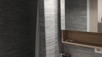 Regadera, secadora de cabello, toallas, papel de baño