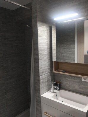 Shower, hair dryer, towels, toilet paper - Beachfront studio with pool. (Châtelaillon-Plage)