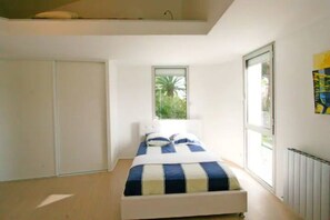 4 bedrooms, iron/ironing board, free WiFi