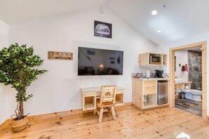 Interior - Cottage Like Suite With Private Hot Tub (Bass Lake)