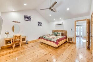 1 bedroom, desk, iron/ironing board, WiFi