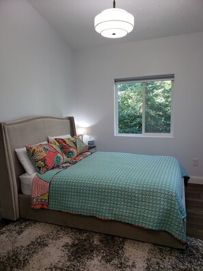 2 bedrooms, travel cot, free WiFi, bed sheets - Cozy Cottage in the Woods (Columbia Falls)