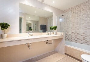 Combined shower/bathtub, hair dryer, bidet, towels