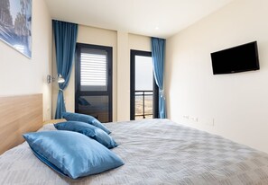 4 bedrooms, desk, soundproofing, iron/ironing board