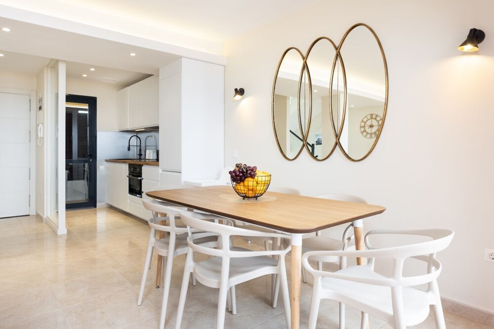 SUNNY CASTILLO APARTMENT