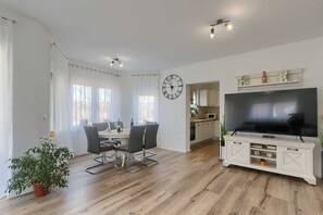 Dining - 3 BD Villa with Private pool, surrounded by greenery (Buje)