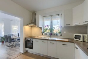 Fridge, microwave, oven, dishwasher - 3 BD Villa with Private pool, surrounded by greenery (Buje)