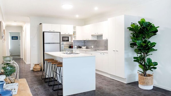 Refrigerador, microondas, horno, placa de cocina