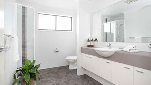 Bathtub, hair dryer, towels - Beachfront Six - Perfectly located apartment right on the beach (Mollymook)