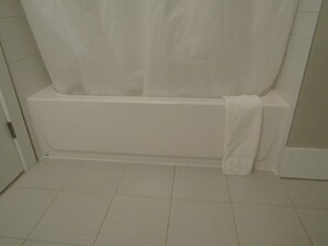 Ensemble douche/baignoire, serviettes fournies, savon, shampoing