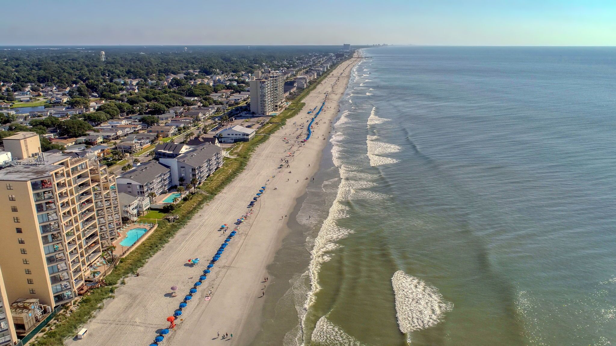 Nær stranden og solsenger