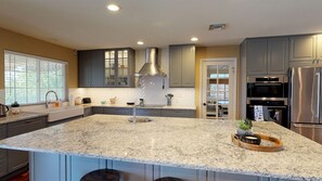 Micro-ondes, lave-vaisselle, cafetière/bouilloire