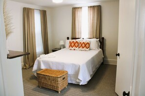 5 bedrooms, desk, travel cot, free WiFi