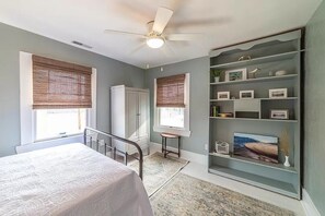 5 bedrooms, desk, travel cot, free WiFi