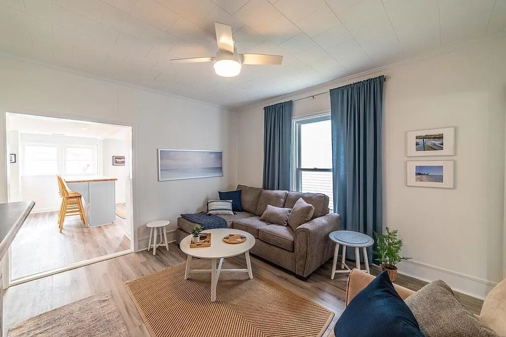 Sunny restored Victorian, 2 blocks from the beach