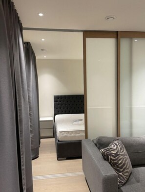 1 habitación, escritorio, tabla de planchar con plancha y wifi gratis 