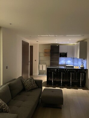 Smart TV, chimenea y impresora 