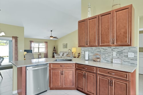 ☆☀︎❀Cove Paradise! Heated Saltwater Pool, Poolside TV, Near Beaches, Wifi!