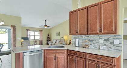 ☆☀︎❀Cove Paradise! Heated Saltwater Pool, Poolside TV, Near Beaches, Wifi!